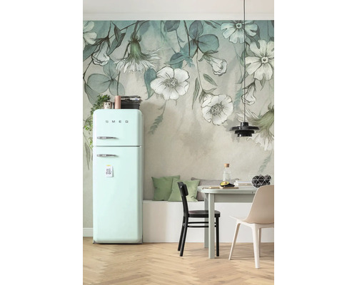 Cuisine avec réfrigérateur pastel, table à manger et papier peint à fleurs