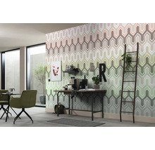 Wohnraum mit gemusterter Tapete, Schreibtisch und Dekorationen