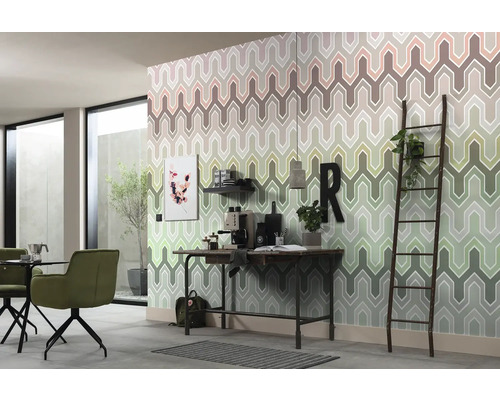 Wohnraum mit gemusterter Tapete, Schreibtisch und Dekorationen