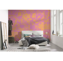 Schlafzimmer mit Doppelbett, Teppich und floral gemusterter Tapete