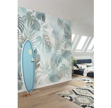 Chambre avec papier peint photo à motifs végétaux, planche de surf et tapis