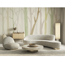 Salon avec canapé, fauteuil, table et papier peint forêt