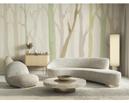 Salon avec canapé, fauteuil, table et papier peint forêt