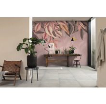 Espace de vie avec papier peint à feuilles, table en bois et plantes d''intérieur