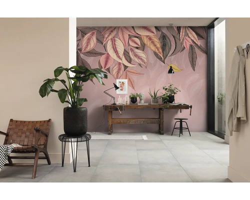 Espace de vie avec papier peint à feuilles, table en bois et plantes d''intérieur