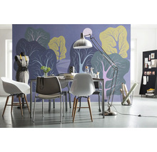 Pièce lumineuse avec table à manger, chaises, lampadaire et papier peint à motif d''arbres