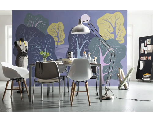 Pièce lumineuse avec table à manger, chaises, lampadaire et papier peint à motif d''arbres