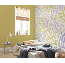 Schlafzimmer mit Bett, Nachttisch und gemusterter Tapete