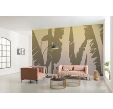 Salon avec canapé rose, fauteuil, tables basses, lampadaire arc et papier peint photo avec motifs végétaux