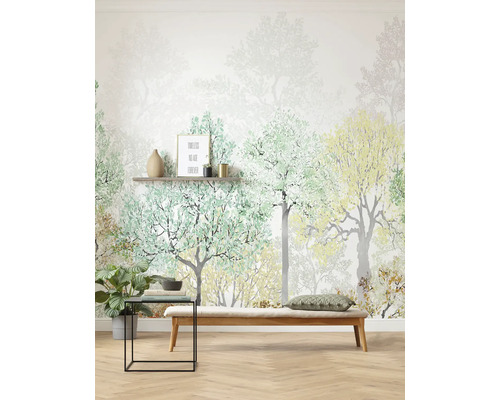 Salon avec papier peint forêt, banc et table d''appoint