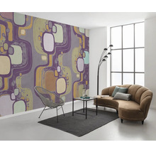 Salon avec papier peint à motifs, canapé, fauteuil et tapis