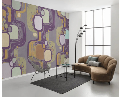 Salon avec papier peint à motifs, canapé, fauteuil et tapis