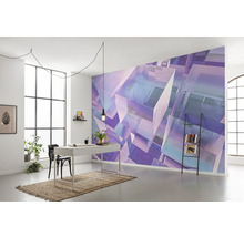 Bureau lumineux avec bureau, étagère échelle et revêtement mural à motif géométrique.