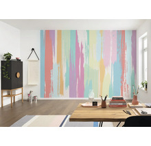 Aménagement intérieur avec papier peint à rayures multicolores, armoire et table en bois