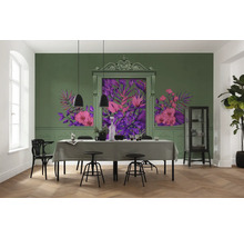 Esszimmer mit Esstisch, Stühlen, Vitrine und Wandgestaltung mit Pflanzenmotiven