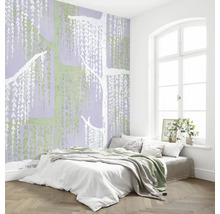 Chambre avec lit et papier peint à motifs d''arbres