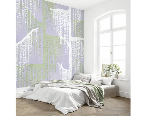 Chambre avec lit et papier peint à motifs d''arbres