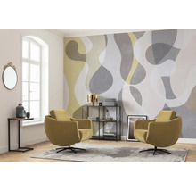 Salon avec deux fauteuils, étagère, papier peint mural et tapis