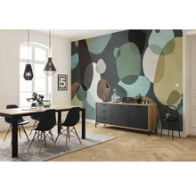 Salle à manger avec table, chaises, buffet et papier peint à motifs