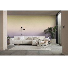 Wohnzimmer mit Couch, Beistelltischen und Wandgestaltung