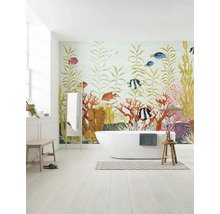 Salle de bains avec baignoire et décoration murale sur le thème de la mer