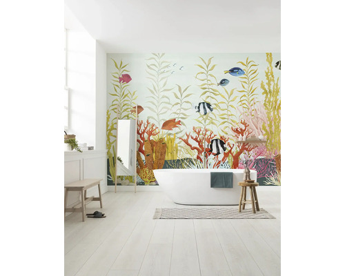 Salle de bains avec baignoire et décoration murale sur le thème de la mer