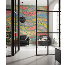 Salon avec papier peint à motifs, fauteuils noirs et suspension noire