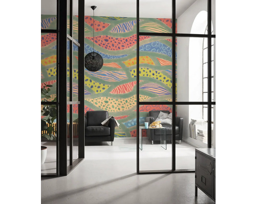 Salon avec papier peint à motifs, fauteuils noirs et suspension noire