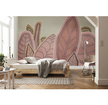 Pièce lumineuse avec lit, papier peint à motif de feuilles et parquet