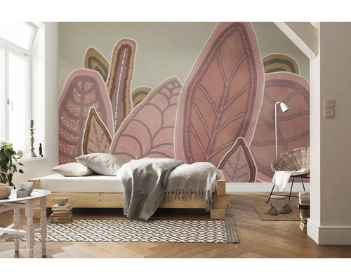 Pièce lumineuse avec lit, papier peint à motif de feuilles et parquet