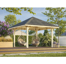 Pavillon de jardin en bois avec deux fauteuils suspendus sur une terrasse en bois dans un jardin.