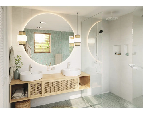 Salle de bains avec meuble-lavabo double, miroirs ronds avec éclairage et douche avec paroi en verre
