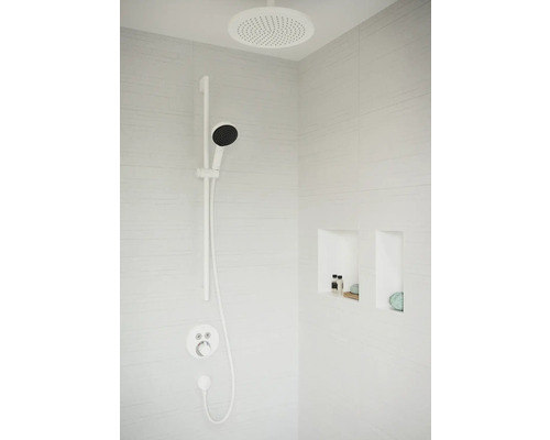 Salle de bain moderne avec pommeau de douche, douchette et niches de rangement