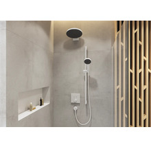 Douche à l''italienne avec douche de tête et douchette, ainsi qu''un espace de rangement