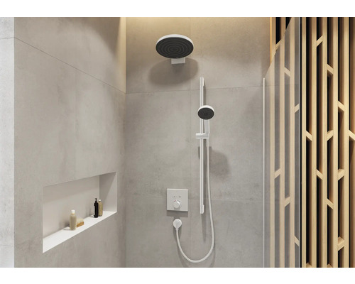 Douche à l''italienne avec douche de tête et douchette, ainsi qu''un espace de rangement