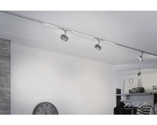 Innenraum mit Deckenbeleuchtungssystem mit mehreren Strahlern.