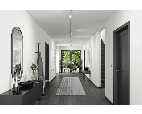 Heller Flur mit Spiegel, Kommode, Garderobe, Teppich und Terrassentür