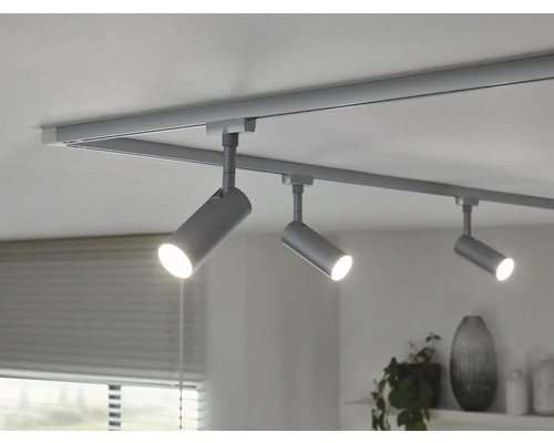 Graues Stromschienensystem mit drei Strahlern an der Decke