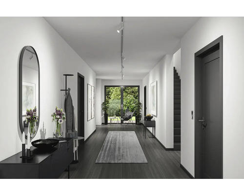 Eingangsbereich mit Spiegel, Kommode, Garderobe, Teppich und Beleuchtung in einem modernen Haus