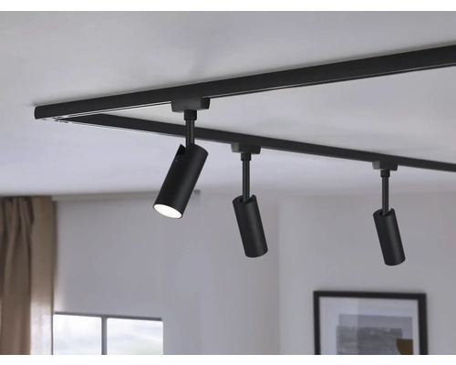 Schwarzes Stromschienensystem mit drei Strahlern an der Decke
