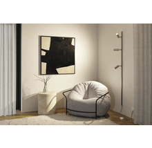 Scène de salon avec fauteuil, lampadaire et œuvre d''art au mur