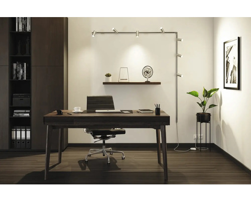 Büro mit Schreibtisch, Bürostuhl, Regalsystem und Beleuchtung