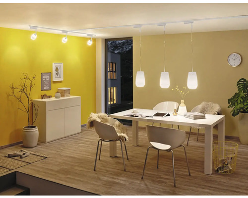 Esszimmer mit Esstisch, Stühlen, Sideboard, Deckenspots und Pendelleuchten.