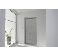 Porte intérieure grise avec trois moulures décoratives horizontales dans un couloir lumineux