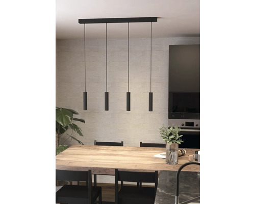 Esstischszene mit schwarzer Hängelampe mit fünf Leuchten