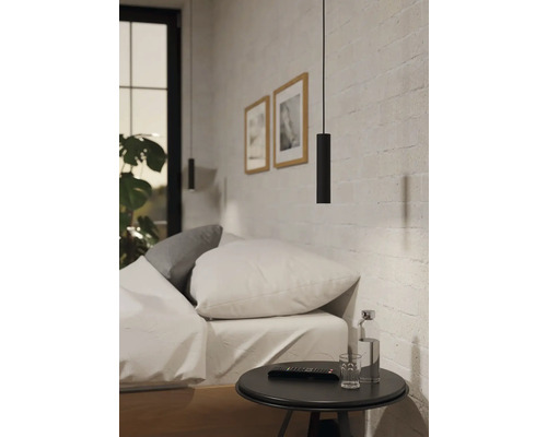 Chambre avec lit, table de chevet et suspension