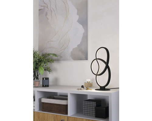 Lampe de table LED décorative sur une étagère blanche