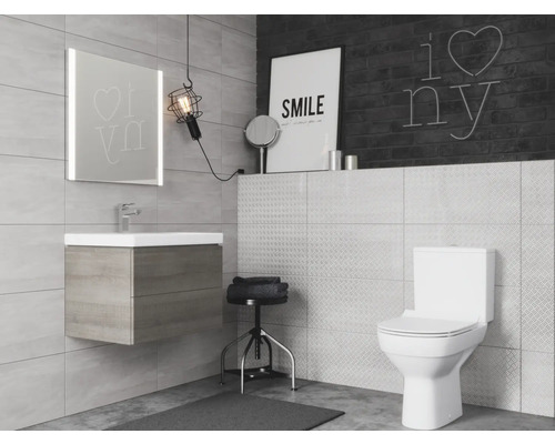 Salle de bain moderne avec meuble-lavabo, miroir, lampe et toilettes