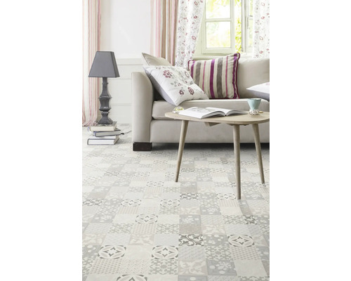 Salon lumineux avec canapé, table, lampe et sol à motifs de carreaux