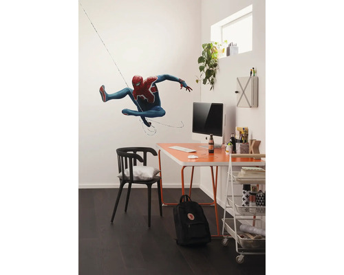 Chambre de garçon avec bureau, chaise, chariot à roulettes et sticker mural Spiderman